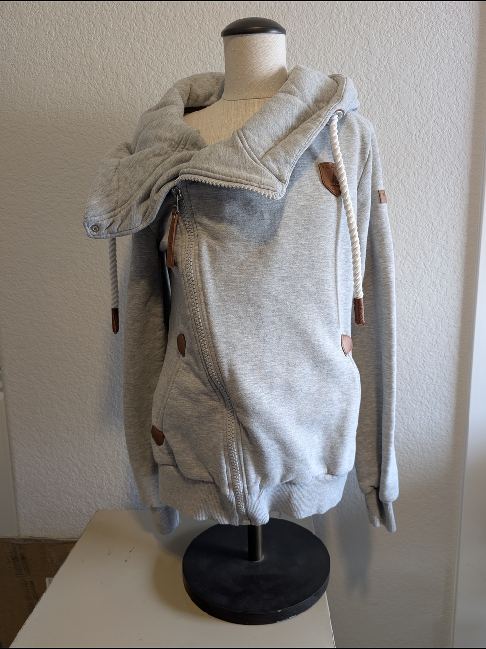 Wanakome Women's S Heather Gray Crewneck with Brown Trim Branding